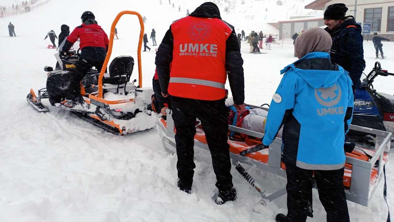 Karabük’ün 2 bin rakımlı Keltepe Kayak Merkezi’nde kayak keyfi yaparken yaralanan ve rahatsızlaşan 10 kişinin yardımına UMKE ve Jandarma Arama Kurtarma (JAK) ekipleri yetişti.