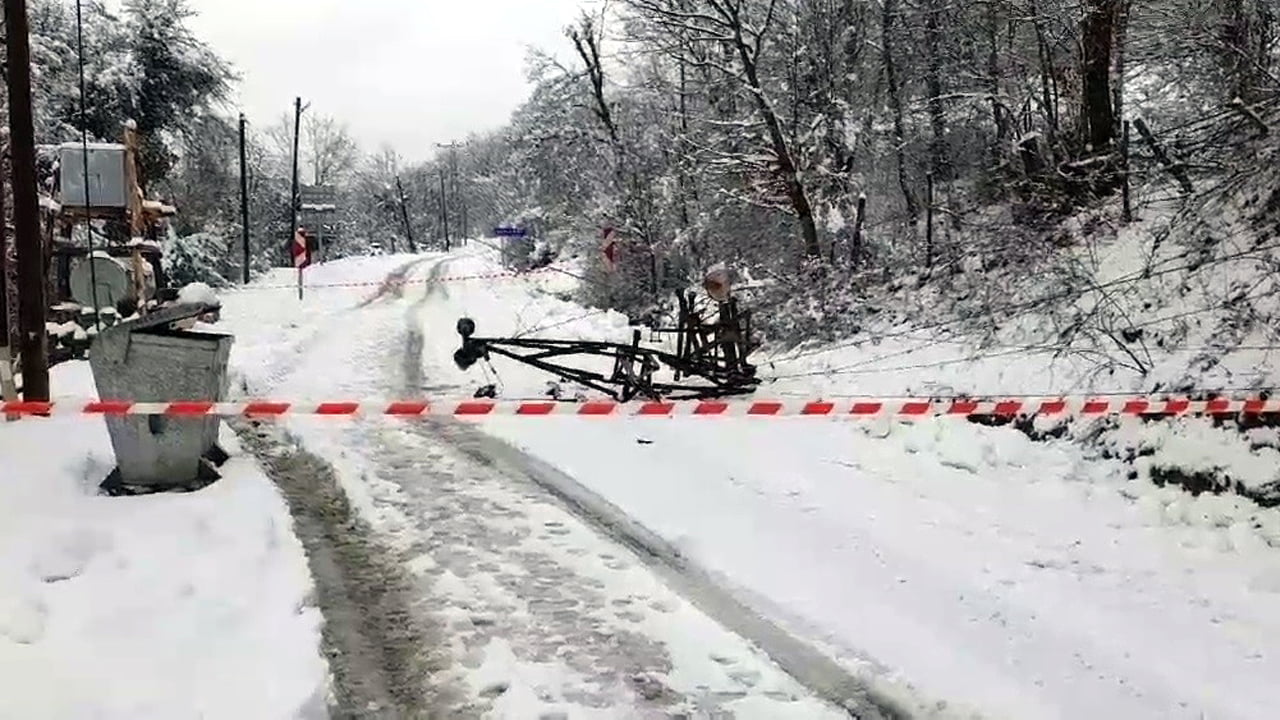 Karabük’ün Yenice ilçesinde kar yağışı sonrası elektrik telleri koparken bazı direkler de devrildi.