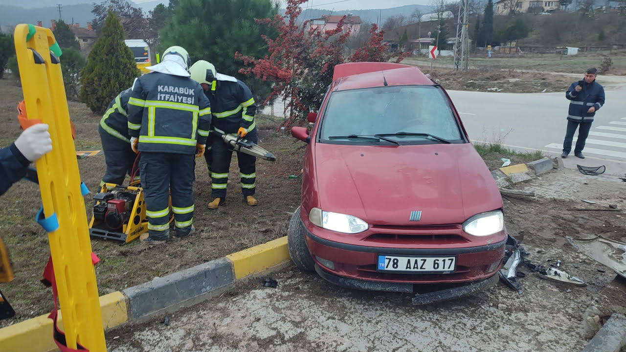 Karabük'te kavşaktan dönüş yapan otomobile başka bir aracın çarpışması sonucu 1 kişi yaralandı.