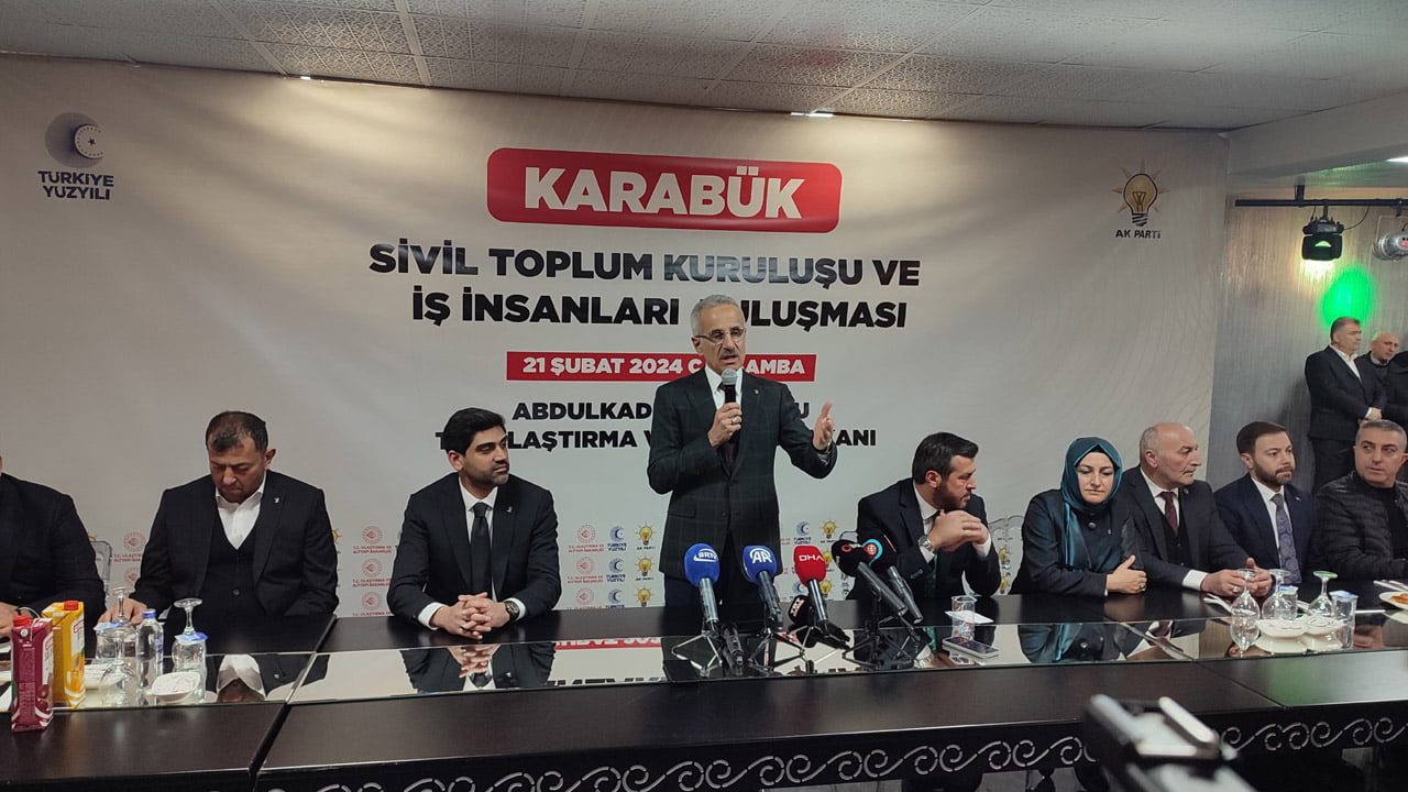 Ulaştırma ve Altyapı Bakanı Abdulkadir Uraloğlu, milli muharip uçak 'Kaan'ın ilk uçuşunu başarıyla yapmasının Türkiye'nin geldiği noktayı gösteren bir belirti olduğunu söyleyerek, "Kaan'ın uçuşu bir uçağın uçması olarak değerlendirilemeyecek kadar kıymetlidir" dedi.