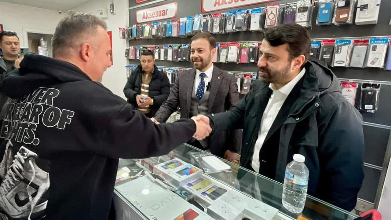 Ak Parti Karabük Milletvekili Cem Şahin, partisinin Safranbolu Belediye Başkan Adayı Ali Büyüközdemir ile birlikte tarihi ilçede esnaf ziyaretlerinde bulundu.