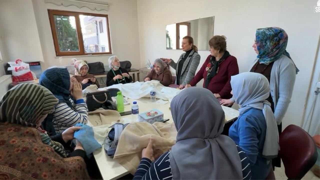 Safranbolu Belediye Başkanı Elif Köse, SAKEM’de kursa katılan kadınlarla bir araya gelerek istihdam sağlayacak bir dikimevinin açılacağının müjdesini verdi.