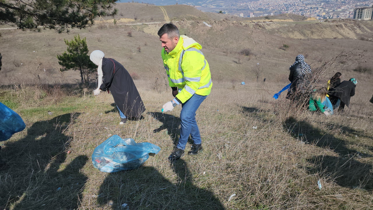 AK Parti tarafından Türkiye’nin en genç belediye başkan adayı olarak Karabük’ten aday gösterilen Özkan Çetinkaya, parti teşkilat kademeleri ile birlikte hafta sonu doğada çöp toplayarak çevre temizliği etkinliğinde bulundu.