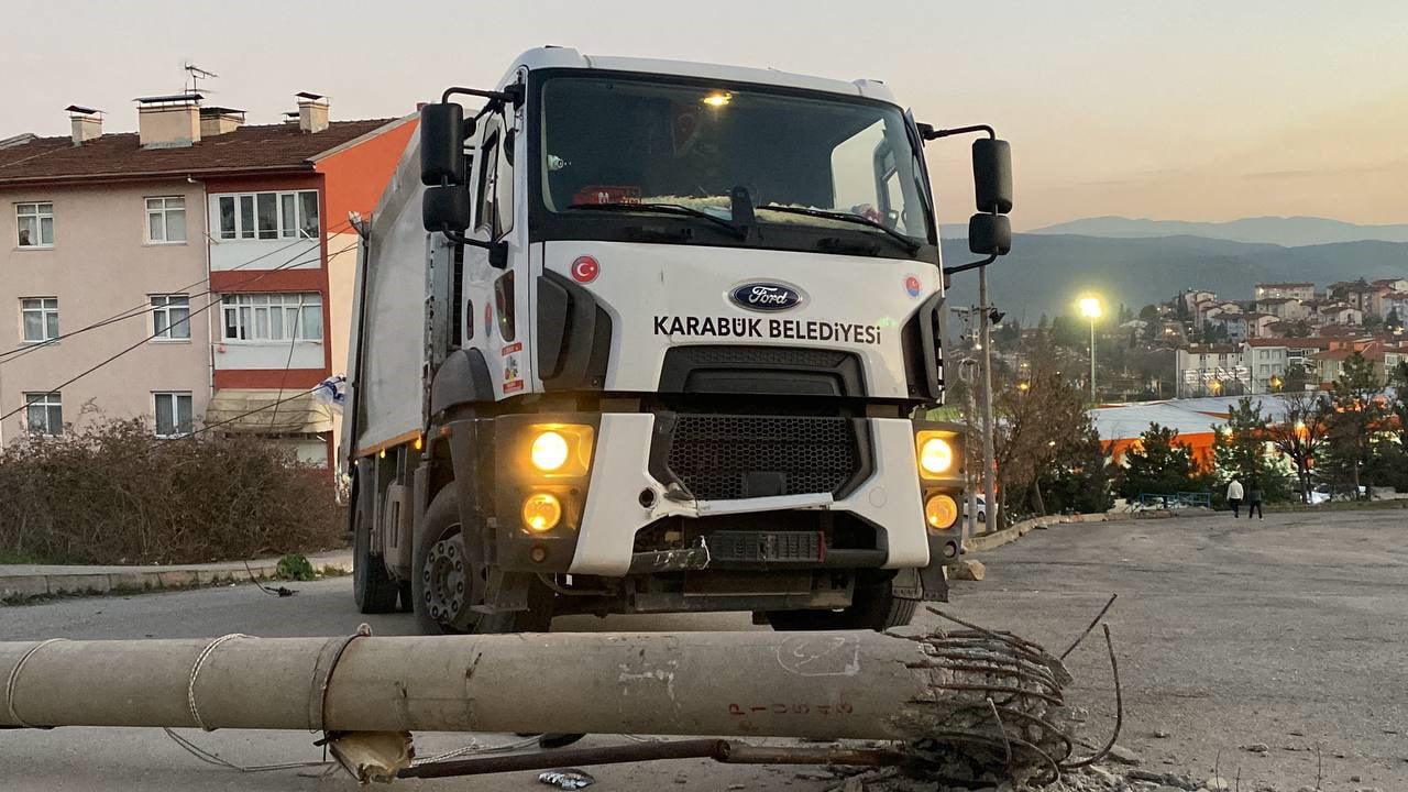 Karabük'te belediyeye ait çöp toplama kamyonu, yol ortasındaki elektrik direğine çarptı.