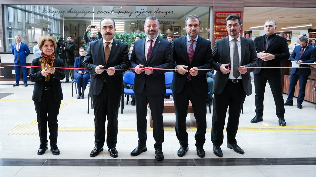 Karabük Üniversitesi (KBÜ) Kamil Güleç Kütüphanesinde, Türk Tarih Kurumu (TTK) tarafından bağışlanan bin 161 kitap ile oluşturulan "Türk Tarih Kurumu Yüzüncü Yıl Kitaplığı"nın açılışı gerçekleştirildi.