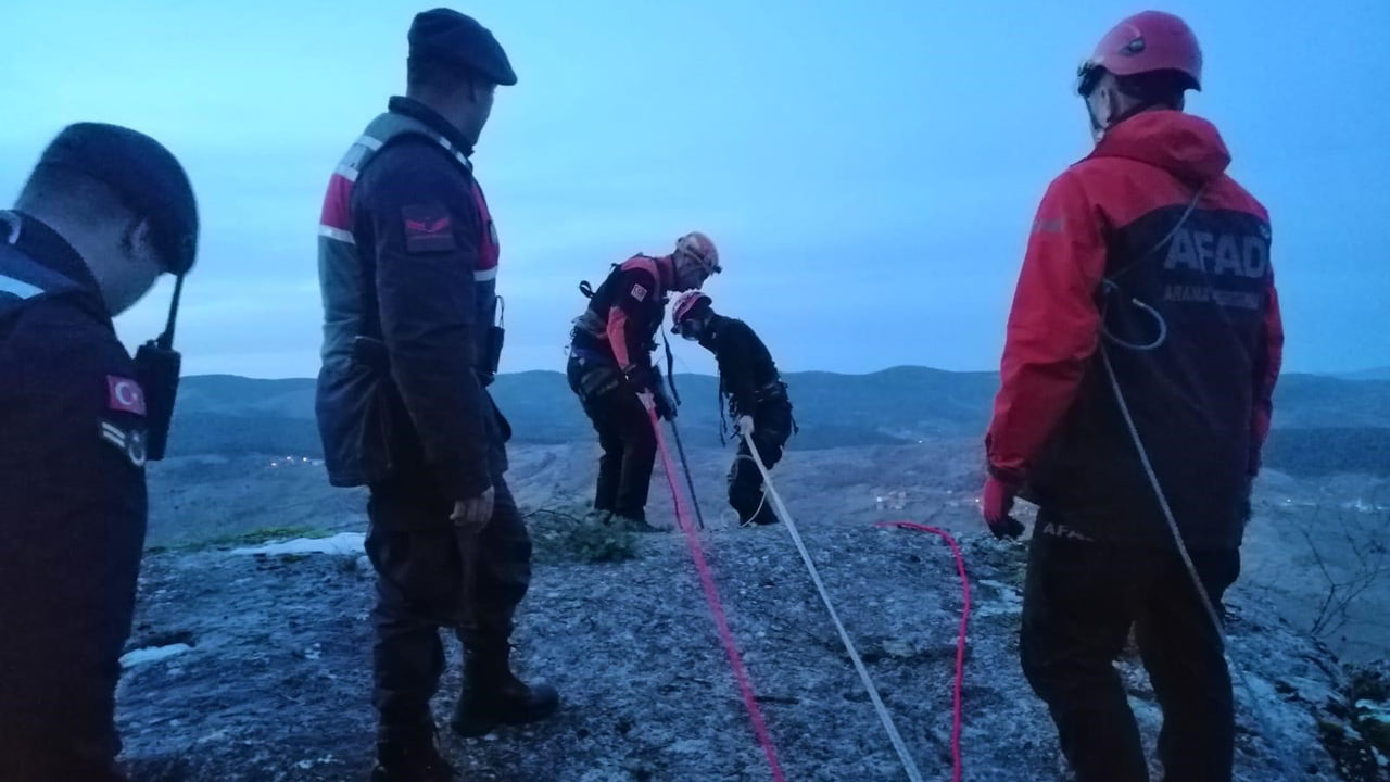 Karabük'te 3 gündür kayalıkta mahsur kalan bir köpek AFAD ekipleri tarafından kurtarıldı.