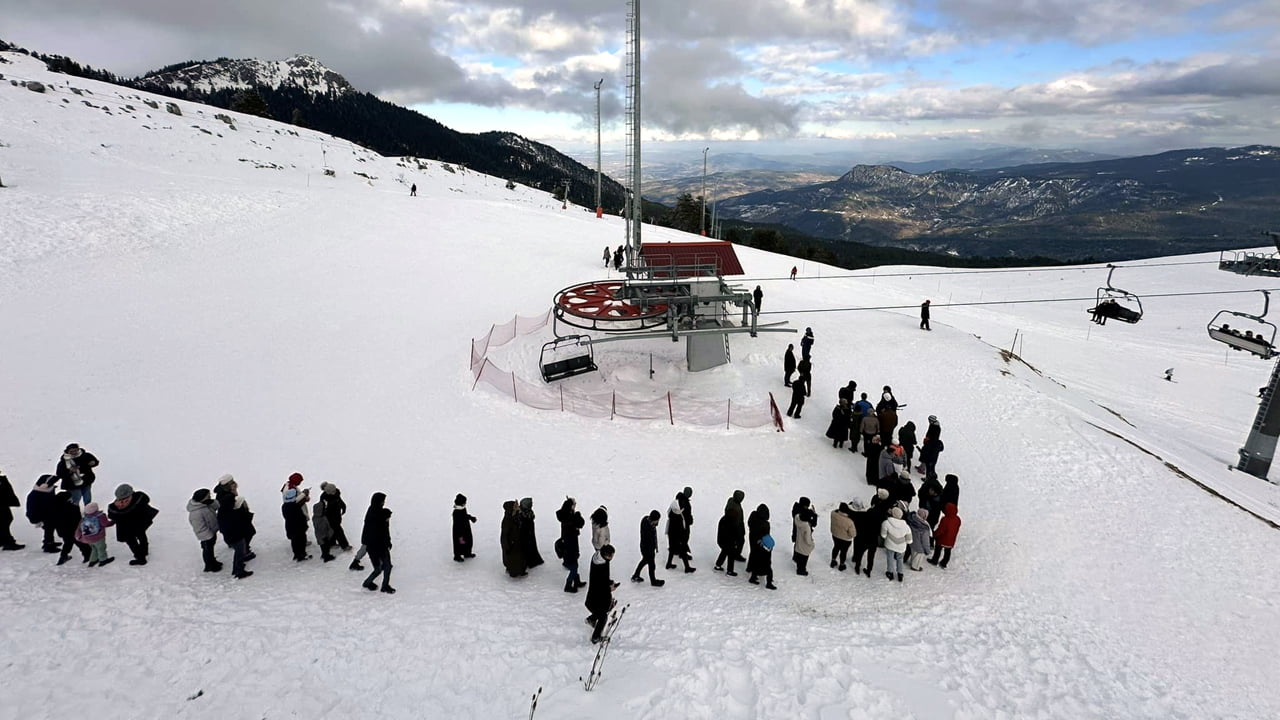 Karabük’te bulunan Keltepe Kayak Merkezini hafta sonu 5 bin kişi ziyaret etti.