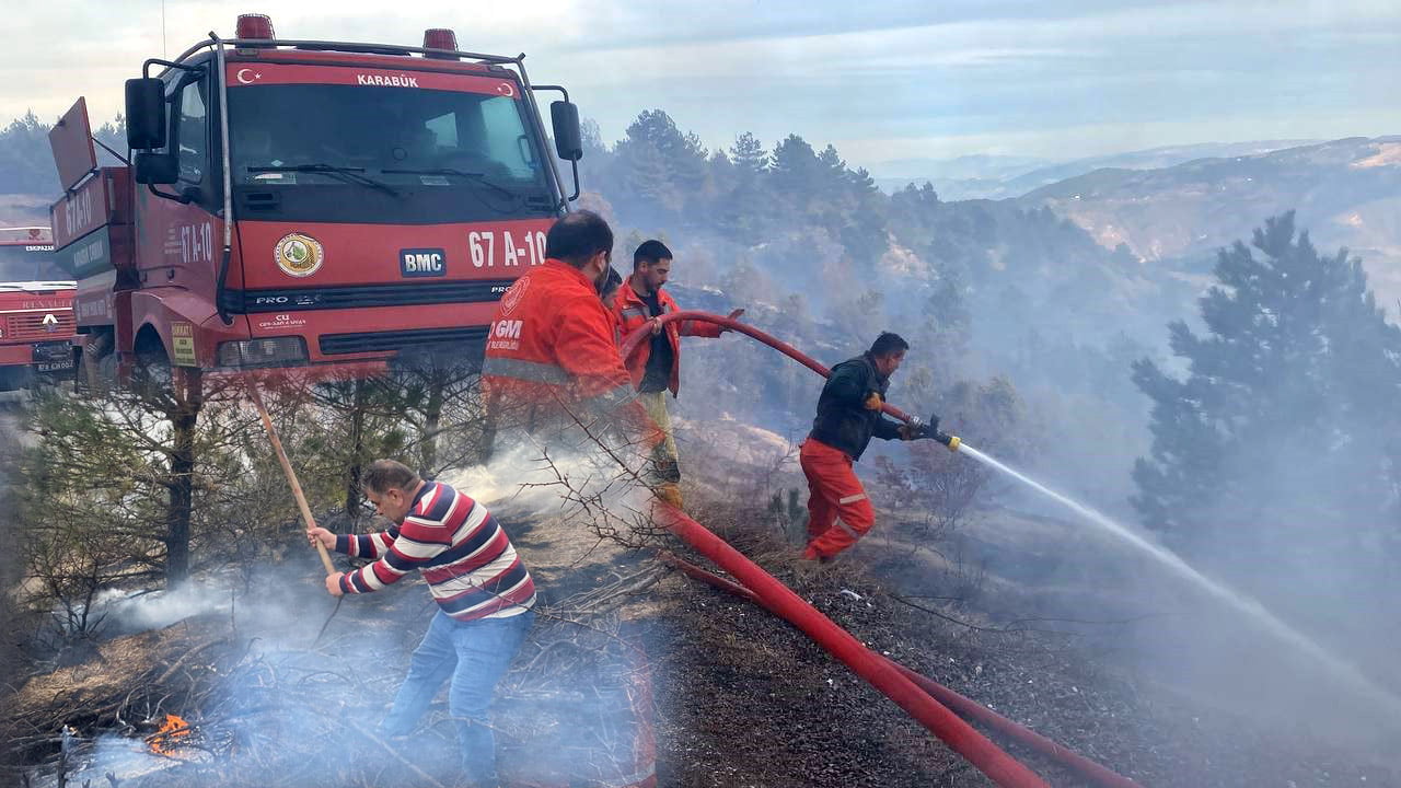 Karabük'ün Ovacık ilçesinde ormanlık alanda çıkan yangın, ekiplerin uzun uğraşları sonucu söndürüldü. Dumandan etkilenen bir kişi ambulansta tedavi edildi.