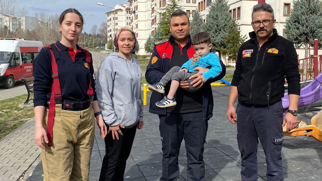 Karabük'ün Safranbolu ilçesinde parkta cimnastik aletlerine sıkışan 3 yaşındaki çocuğu itfaiye ekipleri kurtardı.