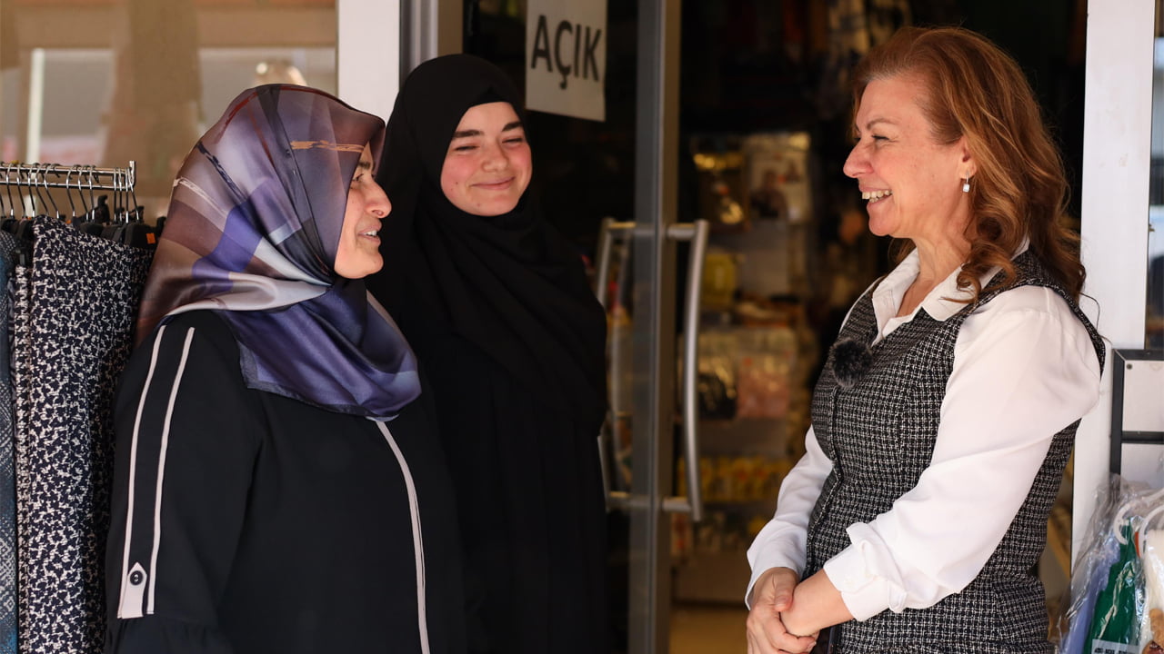 Safranbolu Belediye Başkanı ve CHP Belediye Başkan Adayı Elif Köse, Esentepe Mahallesi ziyaretinde adeta sevgi seli ile karşılaştı.