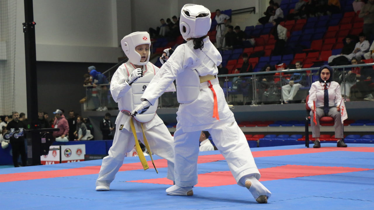 Karabük’ün ev sahipliğini yaptığı Türkiye Kyokushin Stil Karate Şampiyonası’nda müsabakalar başladı. Yenimahalle Kapalı Spor Salonu’nda gerçekleşen organizasyonda 12 ilden 68 kulüp ve 930 sporcu yer alıyor.