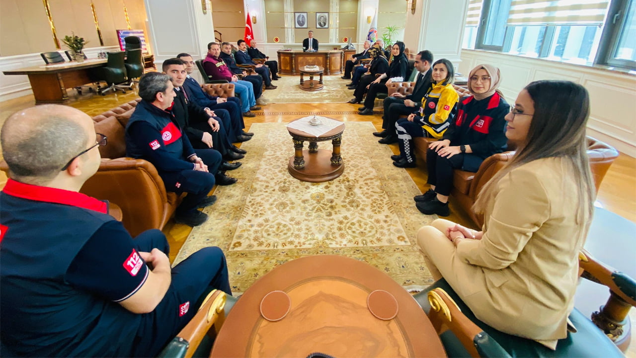 Vali Mustafa Yavuz 112 Günü münasebetiyle, 112 Acil Çağrı Merkezi çalışanlarını makamında kabul etti.