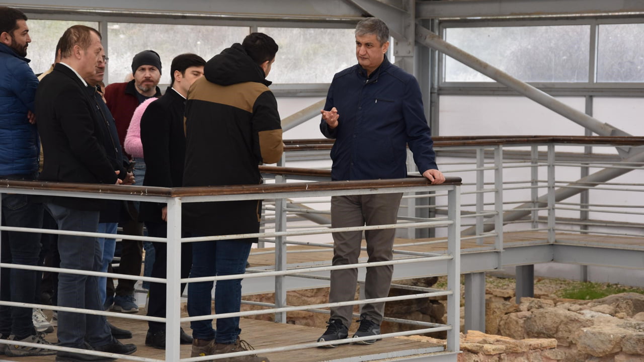 Karabük Valisi Mustafa Yavuz, Eskipazar ilçesinde bulunan Hadrianopolis Antik Kenti'nde incelemelerde bulundu.