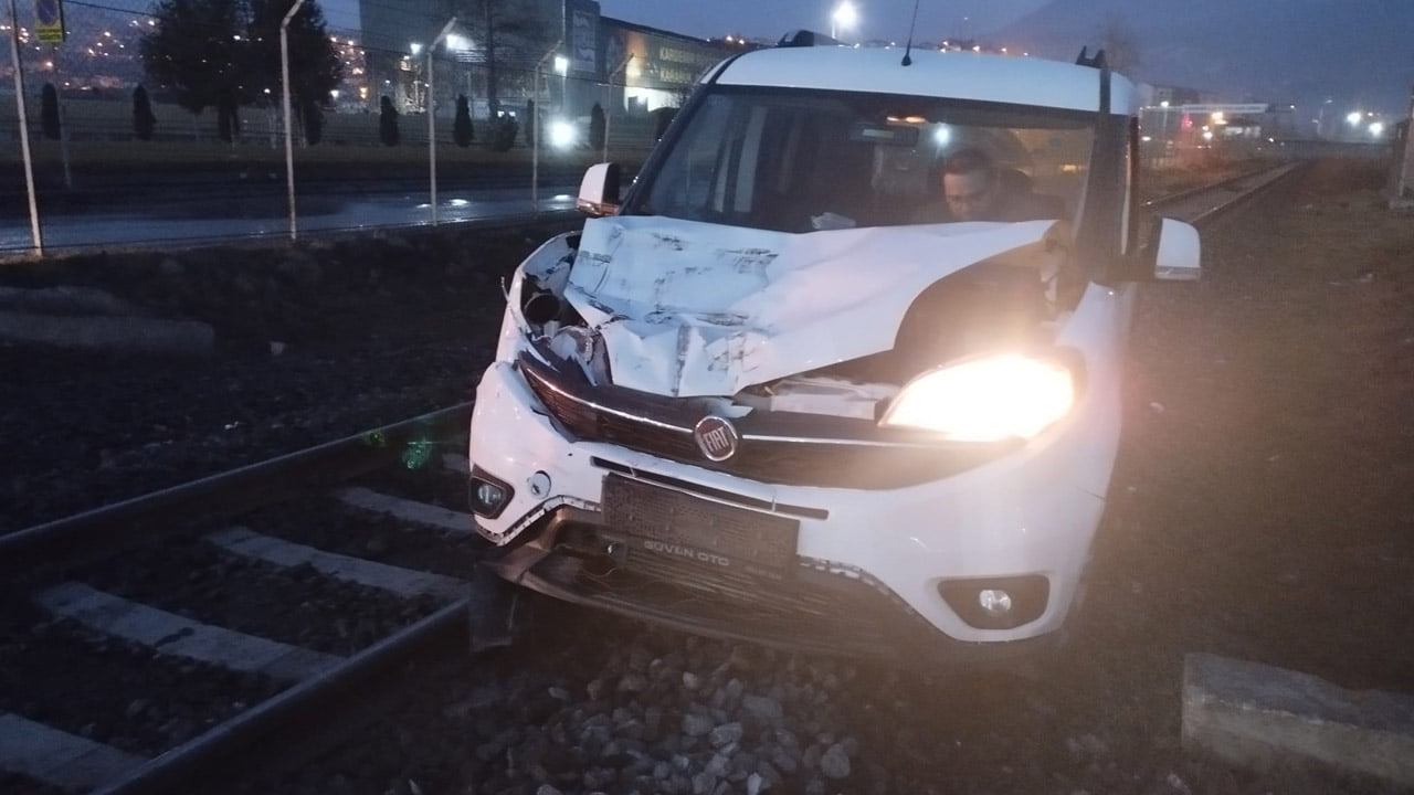 Karabük'te yük treni hemzemin geçitte kamyonete çarparken, kazada ölen ya da yaralanan olmadı.