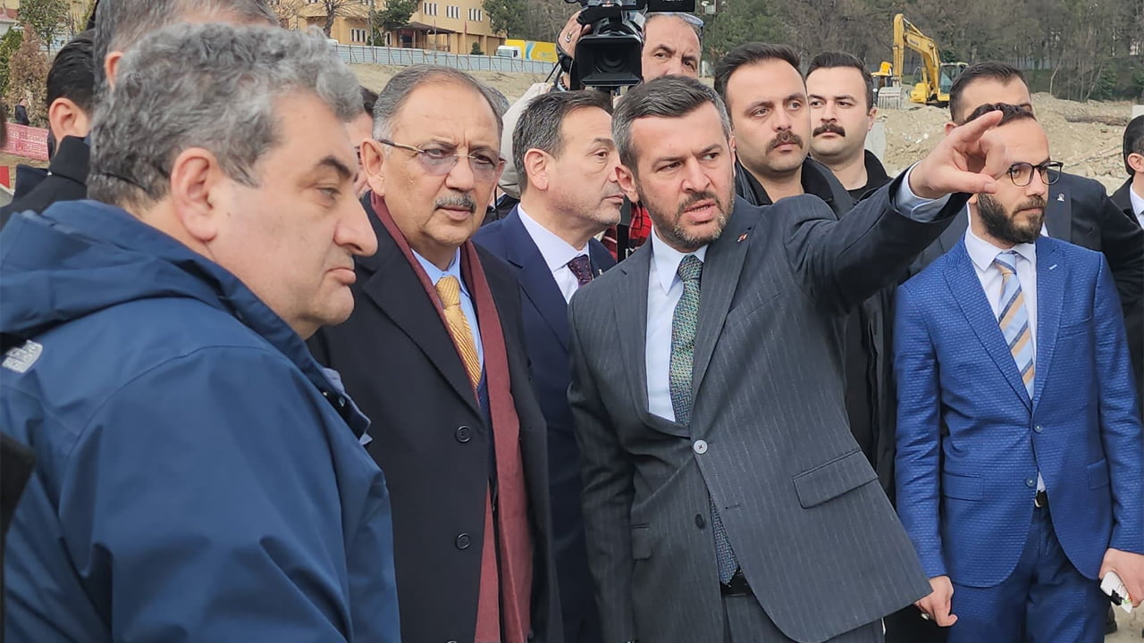 Çevre, Şehircilik ve İklim Değişikliği Bakanı Mehmet Özhaseki, vatandaşlara bir araya geldiği iftar programında Karabük Belediye Başkan Adayı Özkan Çetinkaya'ya destek verdi.