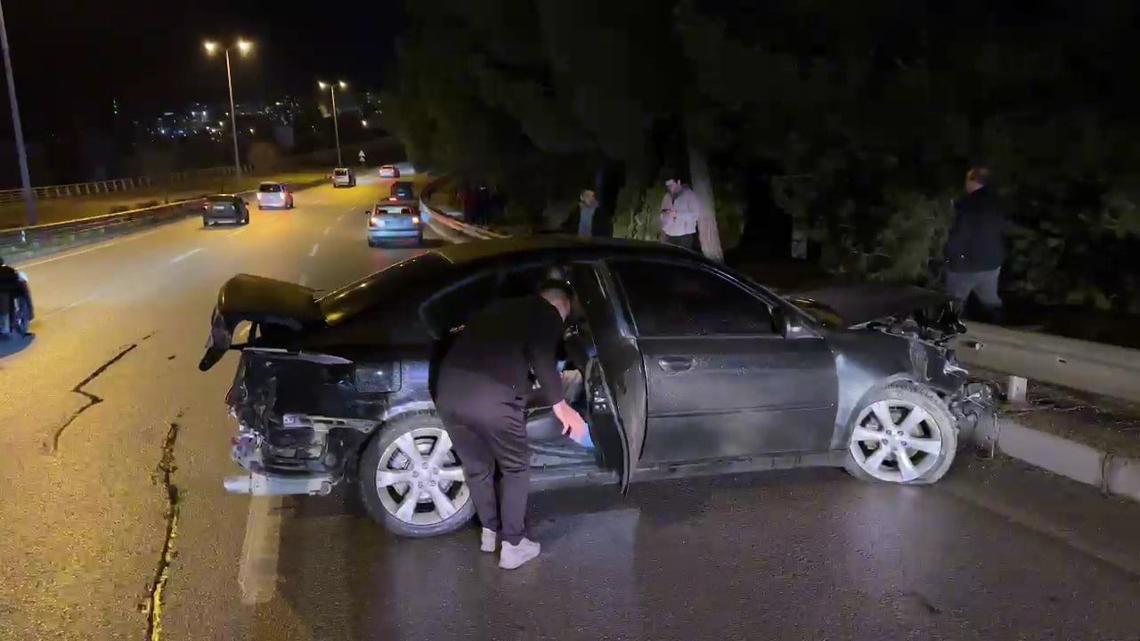 Karabük'ün Safranbolu ilçesinde sürücüsünün kontrolünden çıkan otomobilin bariyere çarpması sonucu 1 kişi yaralandı.