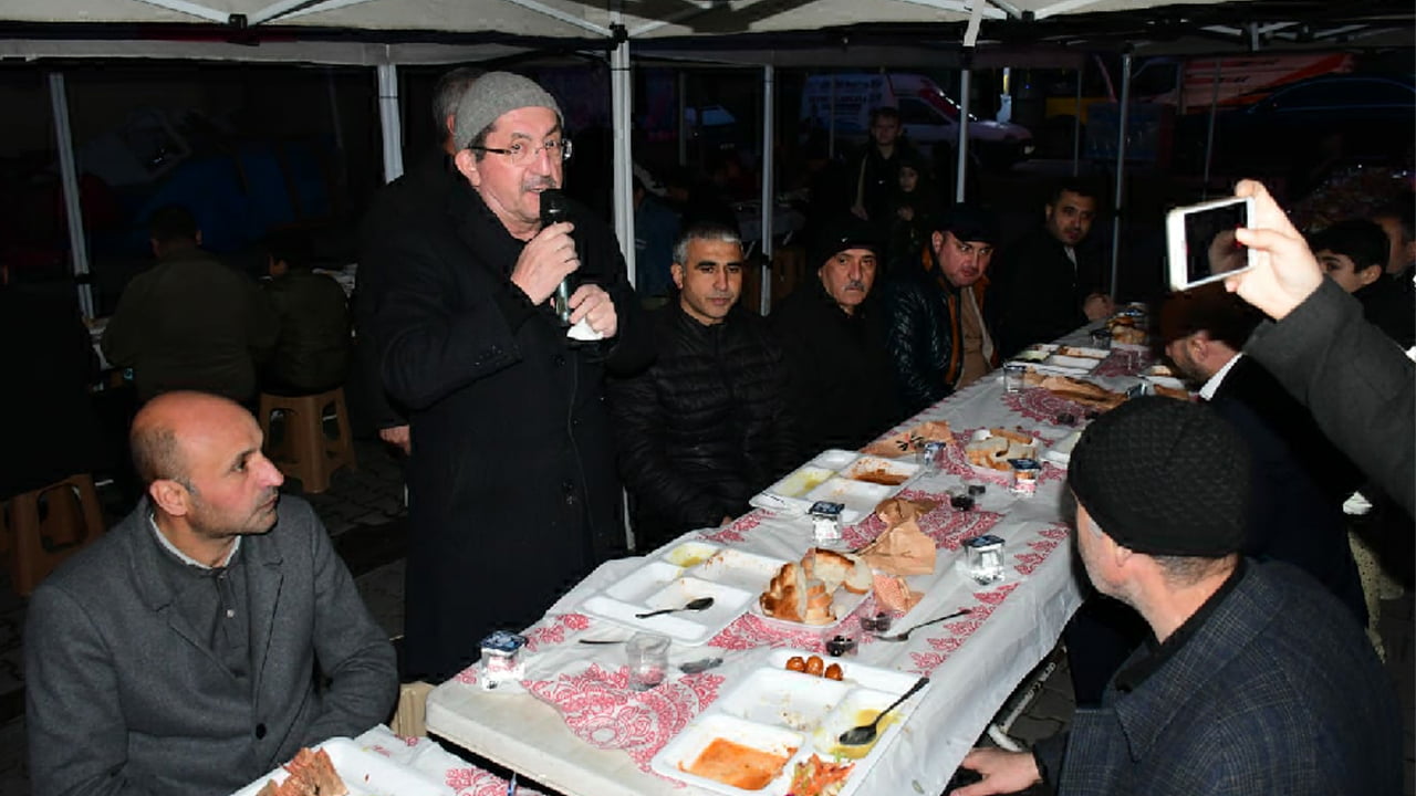 Karabük Belediye Başkanı Rafet Vergili, Fatih Mahallesi sakinleri ile birlikte oruç açtı.