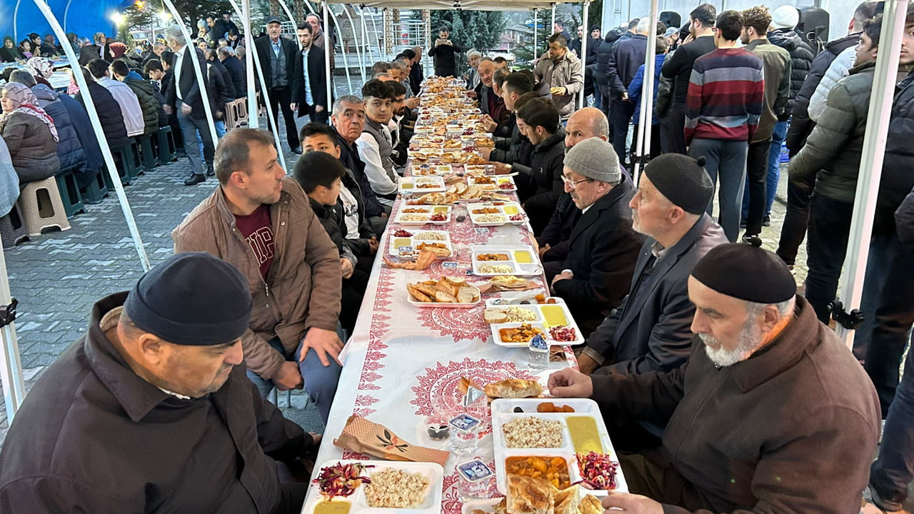 Karabük Belediye Başkanı Rafet Vergili, Kurtuluş Mahallesi sakinleri ile birlikte oruç açtı.