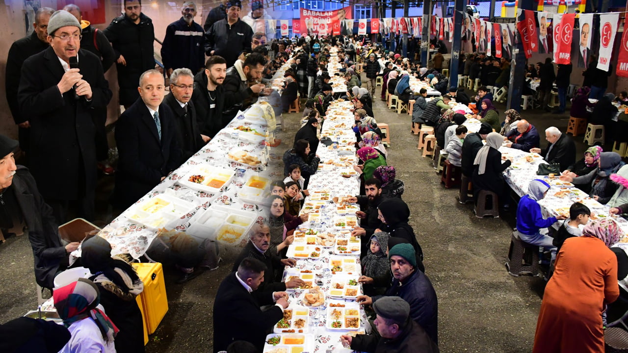 Karabük Belediye Başkanı Rafet Vergili, Yeşil Mahalle sakinleri ile birlikte oruç açtı.