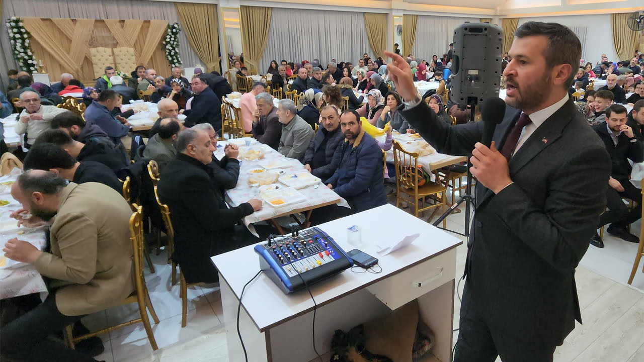 AK Parti Karabük Belediye Başkan Adayı Özkan Çetinkaya, dev eserlerin pankartlarla, iftiralarla yapılmadığını belirterek, “Dev eserler karıncalar gibi çalışarak ortaya çıkıyor” dedi.