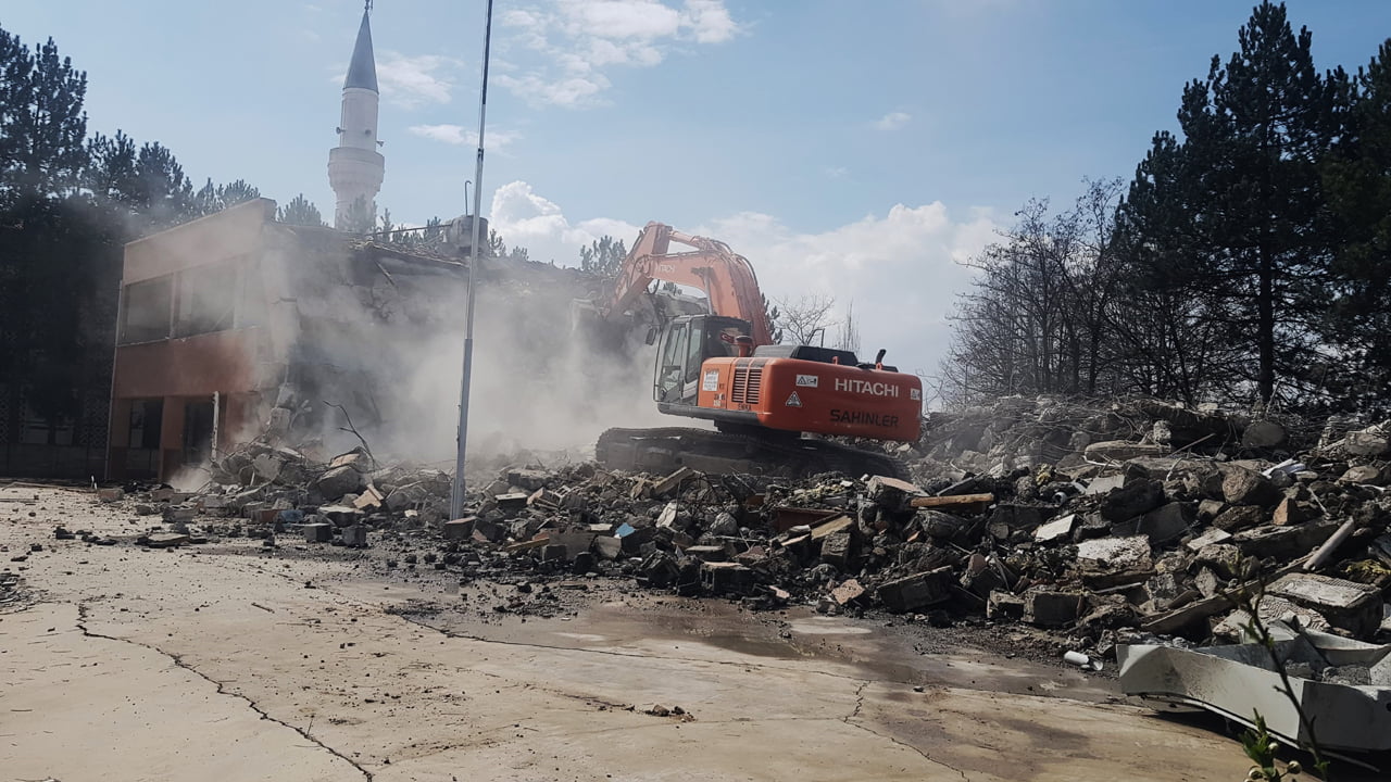 Karabük’ün Safranbolu ilçesinde yapı stoku açısından riskli olduğu için yıkım kararı alınan okullarda yıkım çalışmaları sürüyor.