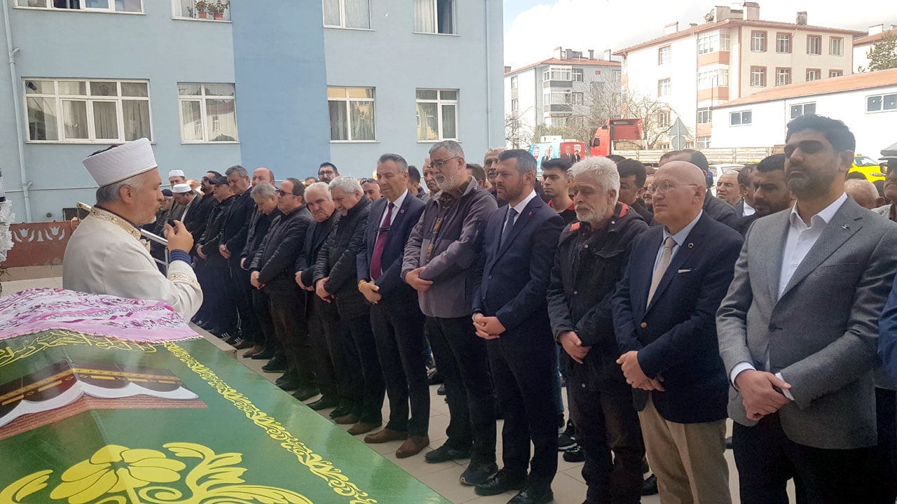 Karabük’te bir sitenin 6 metre yükseklikteki istinat duvarından düşerek hayatını kaybeden gazeteci Hüseyin Ciğeroğlu'nun kızı Hande Ciğeroğlu, son yolculuğuna uğurlandı.