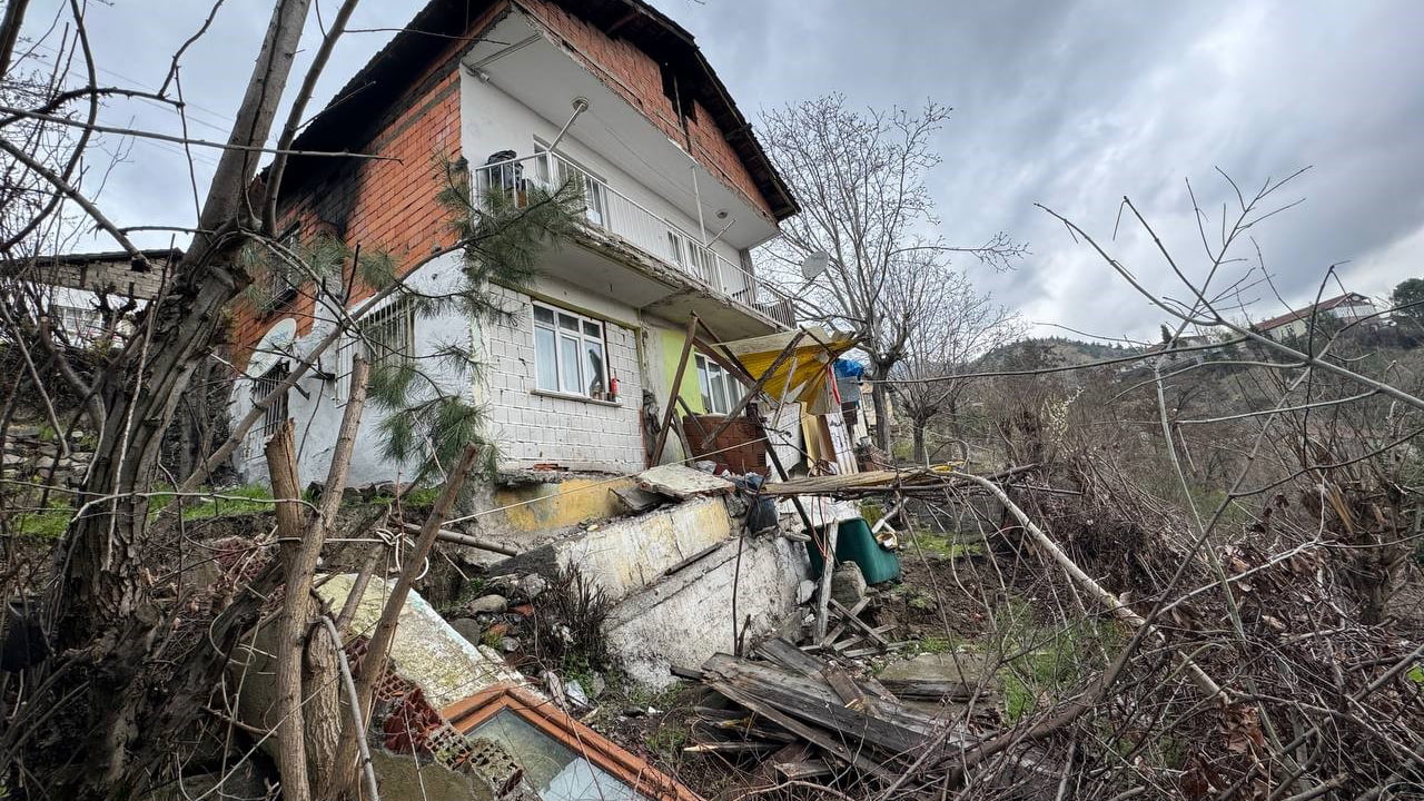 Karabük’te heyelan nedeniyle balkonu çöken iki katlı müstakil ev boşaltılırken 6 kişilik aile geçici olarak öğretmenevine yerleştirildi.