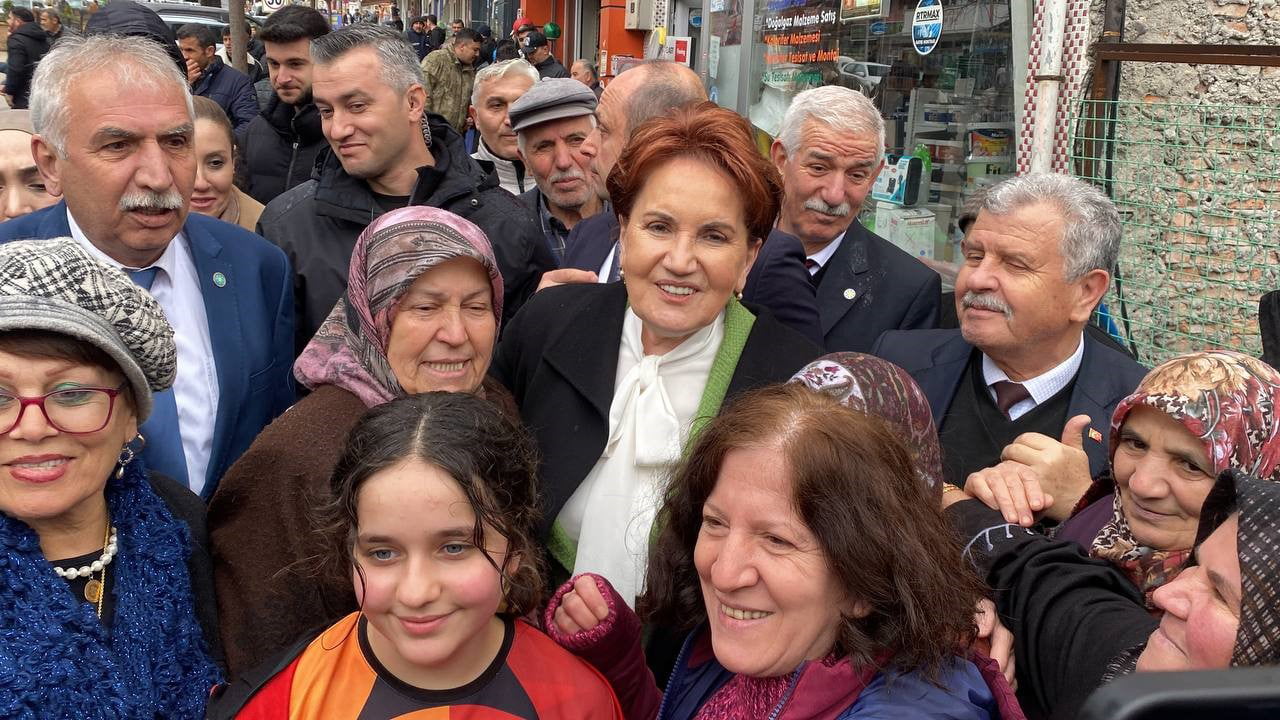 İYİ Parti Genel Başkanı Meral Akşener, belediye başkanı adaylarına destek istemek için Karabük’e geldi.