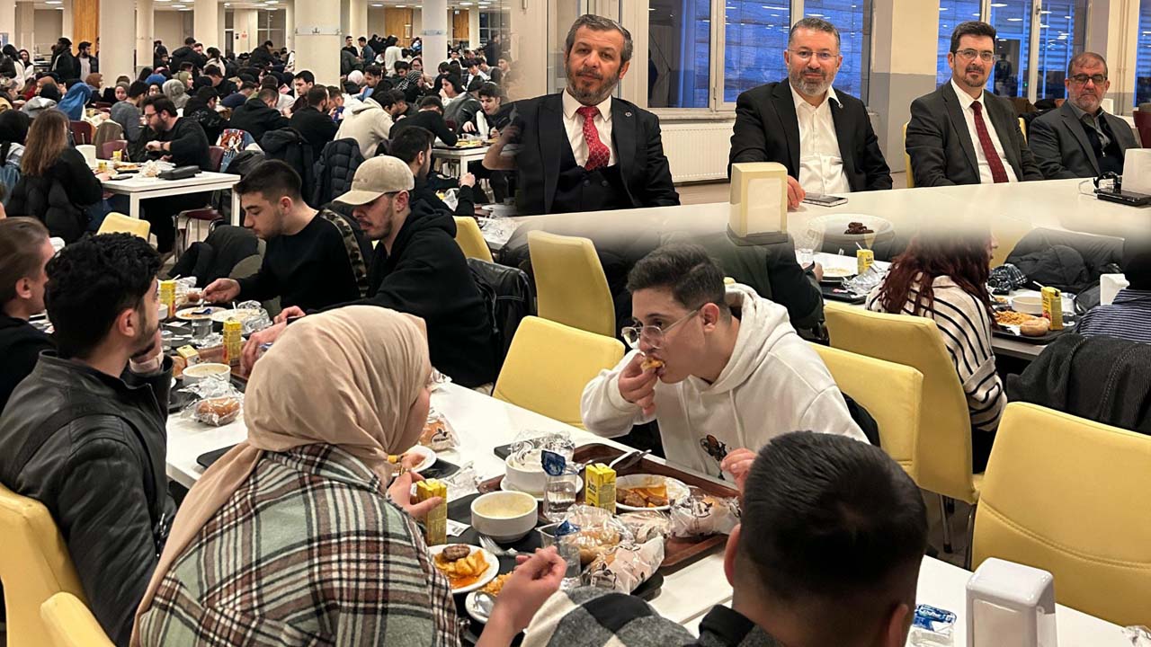 Karabük Üniversitesi (KBÜ) Rektörü Prof. Dr. Fatih Kırışık, Dil ve Sanat Kulübünün organize ettiği iftar programında bin öğrenci ile bir araya geldi.