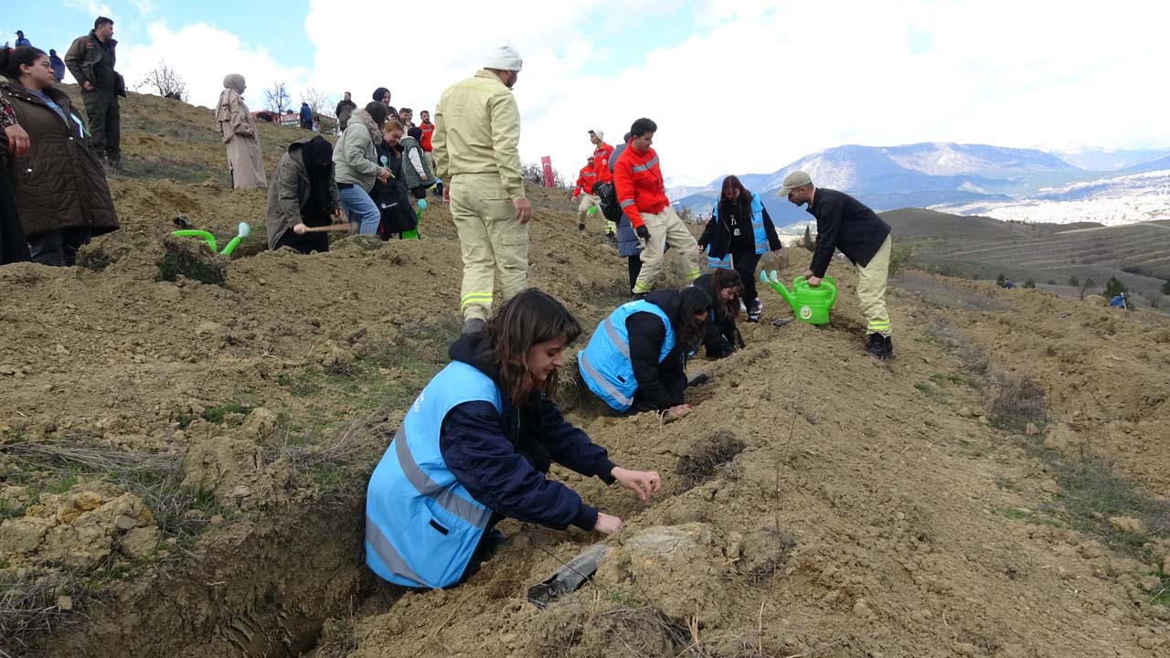 Karabük’te Orman Haftası çerçevesinde 3 bin 500 fidan toprakla buluşturuldu.