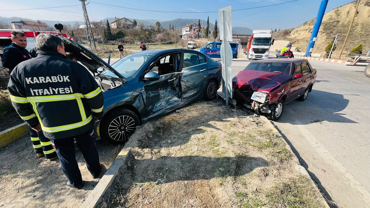 Karabük’te iki otomobilin çarpışması sonucu meydana gelen trafik kazasında 3 kişi yaralandı.