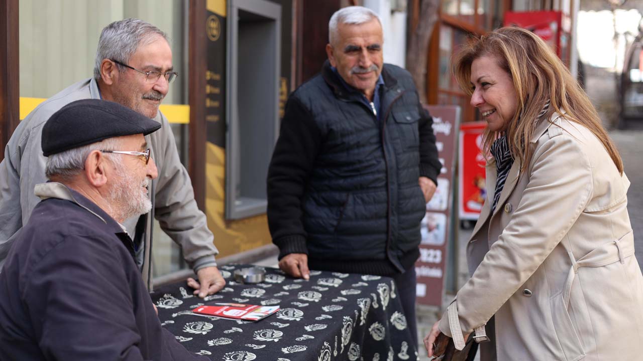 CHP Milletvekili ve TBMM Plan ve Bütçe Komisyonu üyesi Cevdet Akay, Safranbolu Belediye Başkanı ve CHP Belediye Başkan adayı Elif Köse'ye destek vermek amacıyla Sadri Artunç Caddesi, Kaya Erdem Caddesi ve Tarihi Çarşı’da esnaf ziyaretlerine katıldı.