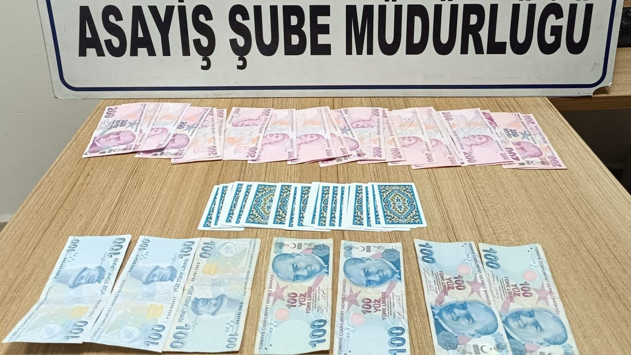 Karabük’te kumar oynarken yakalanan 5 kişiye 32 bin 125 lira para cezası kesildi.