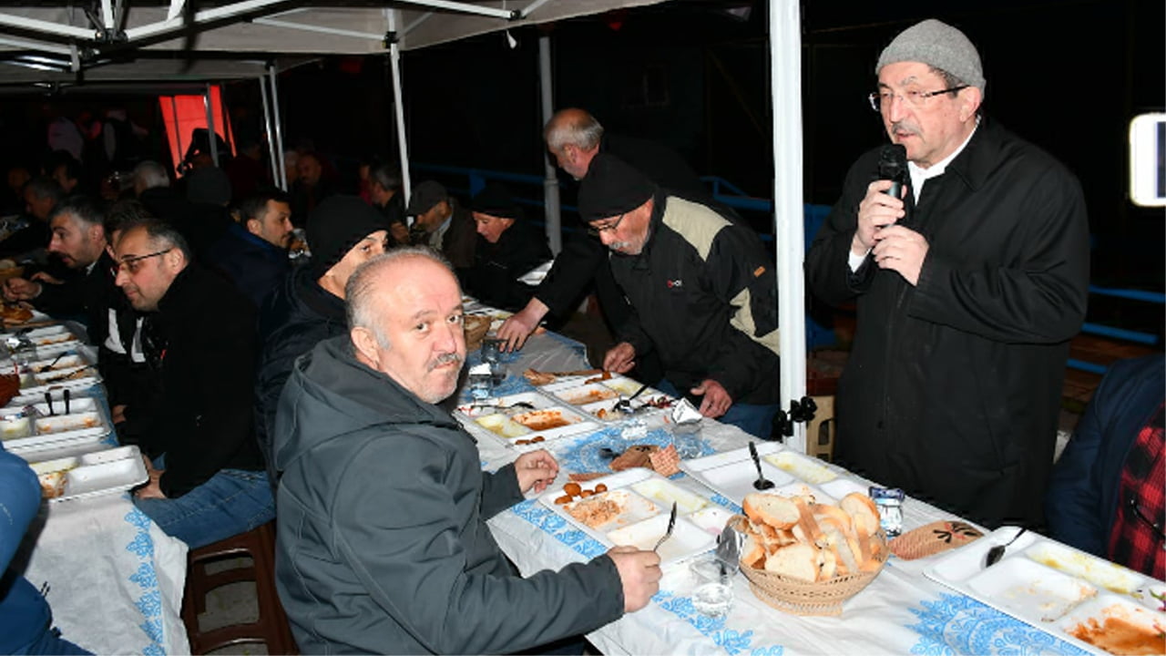 Karabük Belediye Başkanı Rafet Vergili, Öğlebeli Mahallesi sakinleri ile birlikte oruç açtı.