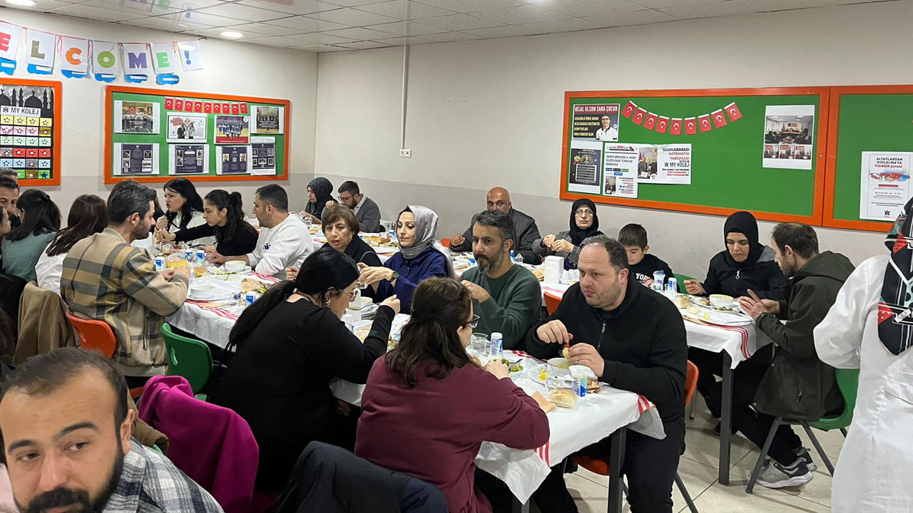 ÖĞRETMENLER VE VELİLER TANIŞMA İFTARINDA BİR ARAYA GELDİLER