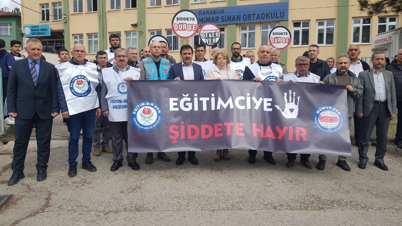 Karabük’te bir veli okul basarak, çocuğu ile tartışan öğrenciyi ve Türkçe öğretmenine şiddet uygulayarak darp etti.