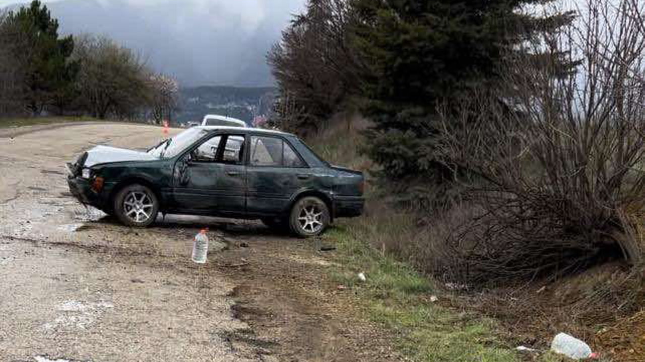 Karabük’te otomobilin ağaca çarpması sonucu 3 kişi yaralandı.