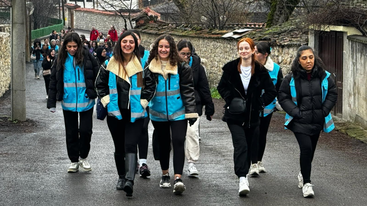 Karabük’te yurtlarda kalan üniversite öğrencilerine UNESCO Dünya Miras Listesi’nde yer alan Safranbolu ilçesinin doğal güzellikleri doğa yürüyüşüyle tanıtıldı.