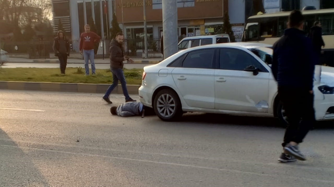 ÜSTGEÇİDİ KULLANMAYAN GENCE OTOMOBİL ÇARPTI