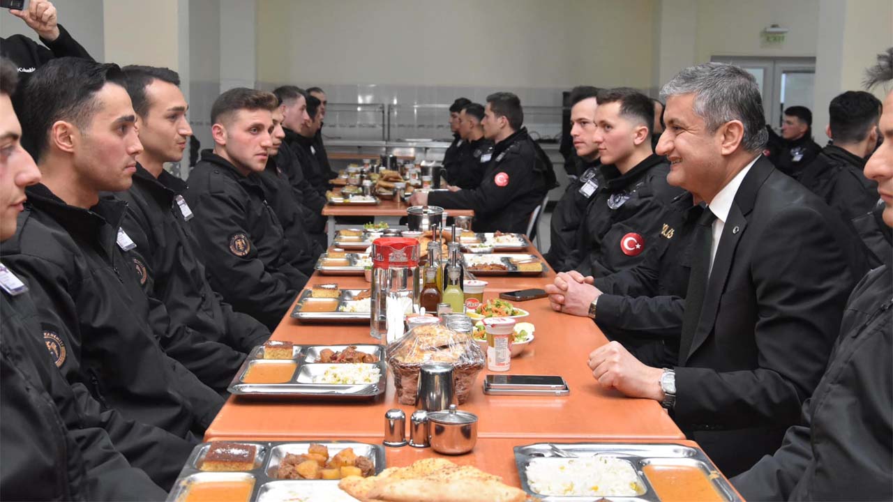 Karabük Valisi Mustafa Yavuz, Karabük Polis Meslek Eğitim Merkezi (POMEM) Müdürlüğünde eğitim gören öğrenciler ile birlikte iftar yaptı.