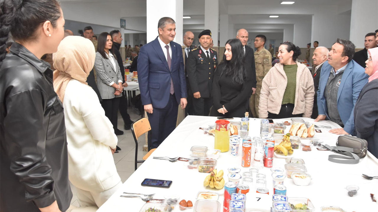 Vali Mustafa Yavuz, Safranbolu Jandarma Komando Eğitim Merkez Komutanlığı tarafından organize edilen iftar programında şehit aileleri ve gazilerle bir araya geldi.