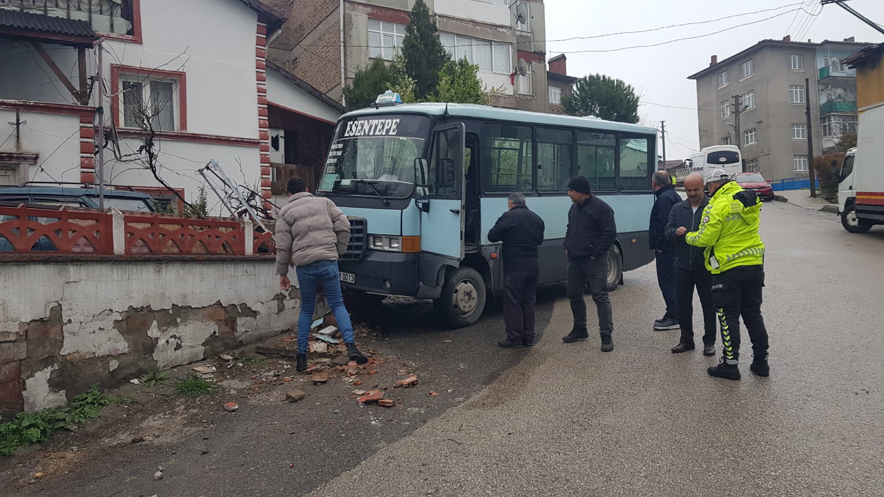 Karabük'te yokuş aşağı hızla gelen minibüsün önce işçi servisinin dikiz aynasına ardından bir evin bahçesindeki duvara çarpması sonucu 5 kişi yaralandı.