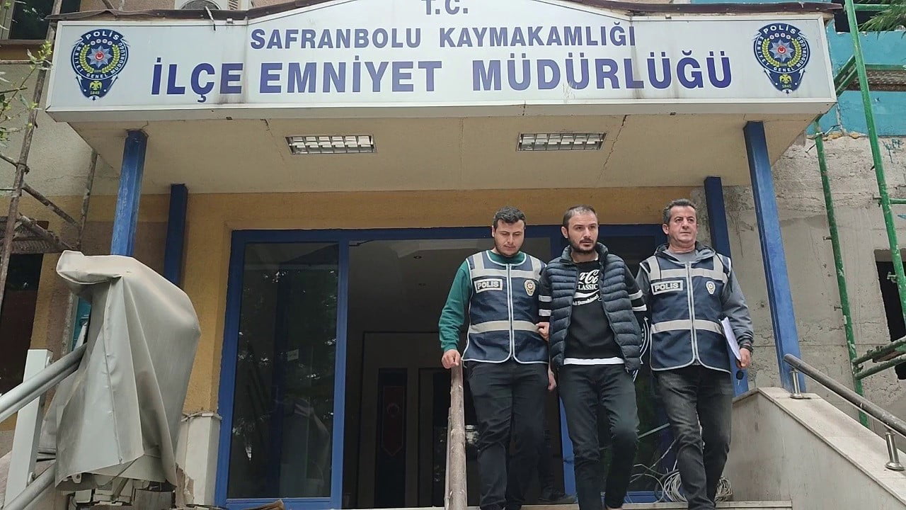 Karabük’ün Safranbolu ilçesinde kimlik kontrolünde polislere kendisini başka biri olarak tanıtan şahıs hakkında 19 suçtan 28 yıl 49 gün hapis cezası nedeniyle yakalama kararı olduğu belirlendi.