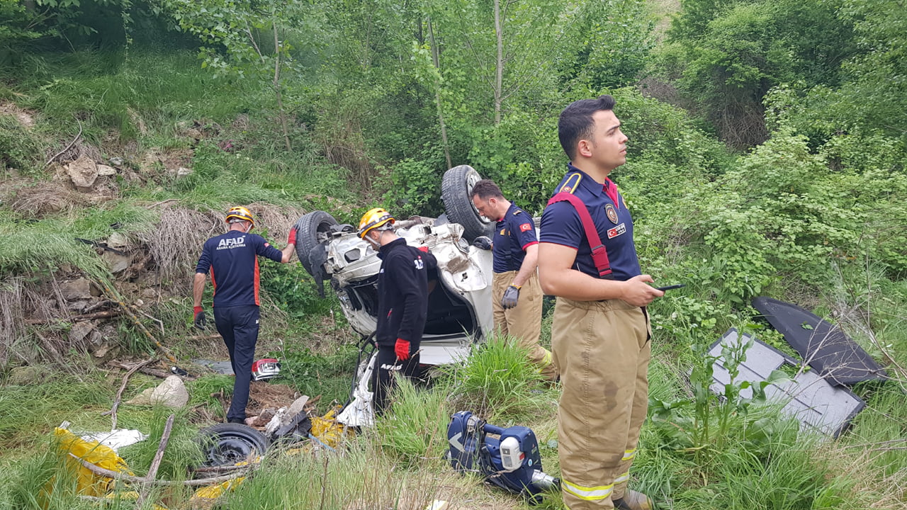 Karabük’ün Safranbolu ilçesinde bariyere çarptıktan sonra yaklaşık 70 metre şarampole uçan otomobilin sürücüsü, kazayı burnu bile kanamadan atlattı.