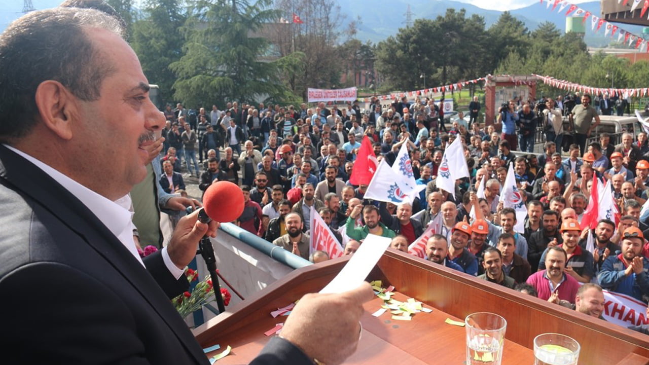 HAK-İŞ Konfederasyonu Genel Başkan Yardımcısı ve Özçelik-İş Sendikası Genel Başkanı Yunus Değirmenci, “1 Mayıs Emek ve Dayanışma Gününü, emekçiler olarak geçim sıkıntısının gölgesinde, hayat pahalılığı girdabında, düşük ücret çaresizliğinde kutlamak istemiyoruz” dedi.