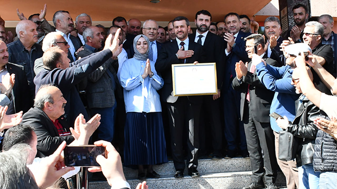 31 Mart 2024 yerel seçimlerini zaferle sonuçlandıran Karabük Belediye Başkanı Özkan Çetinkaya, Karabük Merkez İlçe Seçim Kuruluna giderek İlçe Seçim Kurulu Başkanı Hakim Caner Yılmaz’dan mazbatasını aldı.