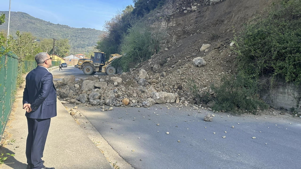 Karabük'ün Yenice ilçesinde meydana gelen heyelan sonrası yol ulaşıma kapandı.