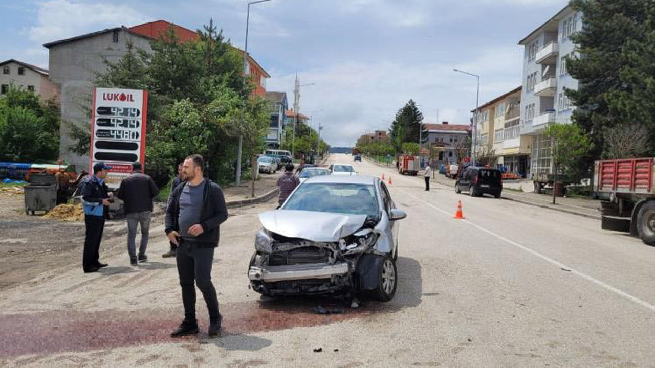 Karabük'ün Eflani ilçesinde otomobilin tır ile çarpıştığı kazada sonucu 1 kişi yaralandı.