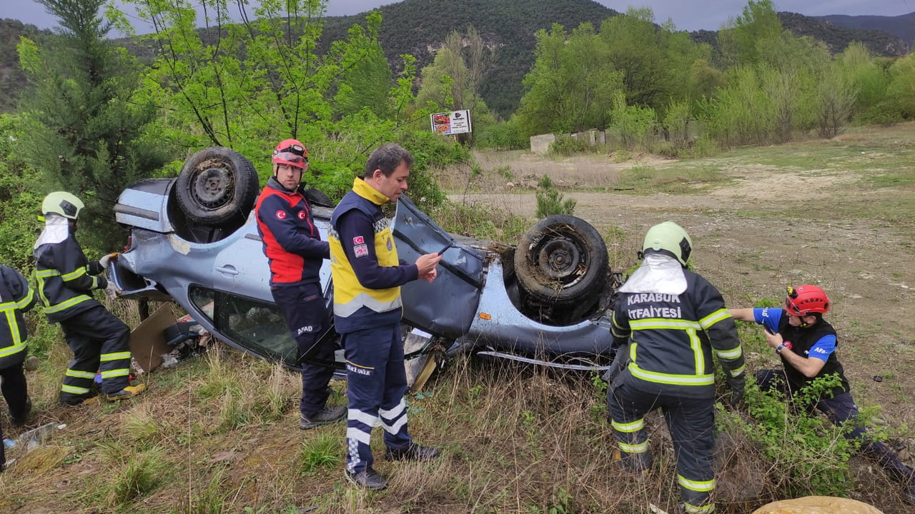 Karabük-Eskipazar karayolunda yolun yolun yağmur sonrası kayganlaşması nedeniyle otomobil takla attı. Kazada bir kişi yaralandı.