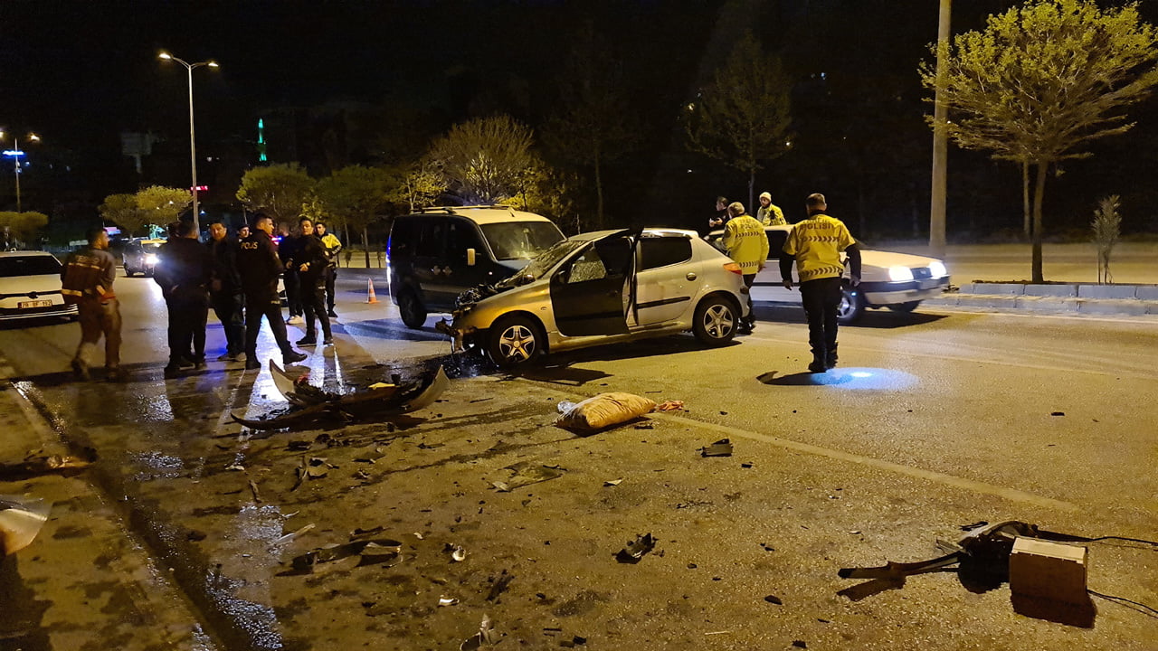 Karabük’te otomobilin belediyenin yol süpürme aracına çarpması sonucu 1 kişi yaralandı.